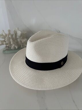 Wallaroo Classic light Cream Straw Fedora with Black Band. Like new.